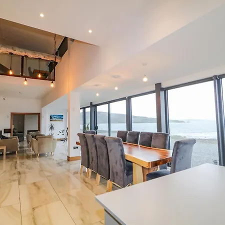 Whitehorse House דונגול
